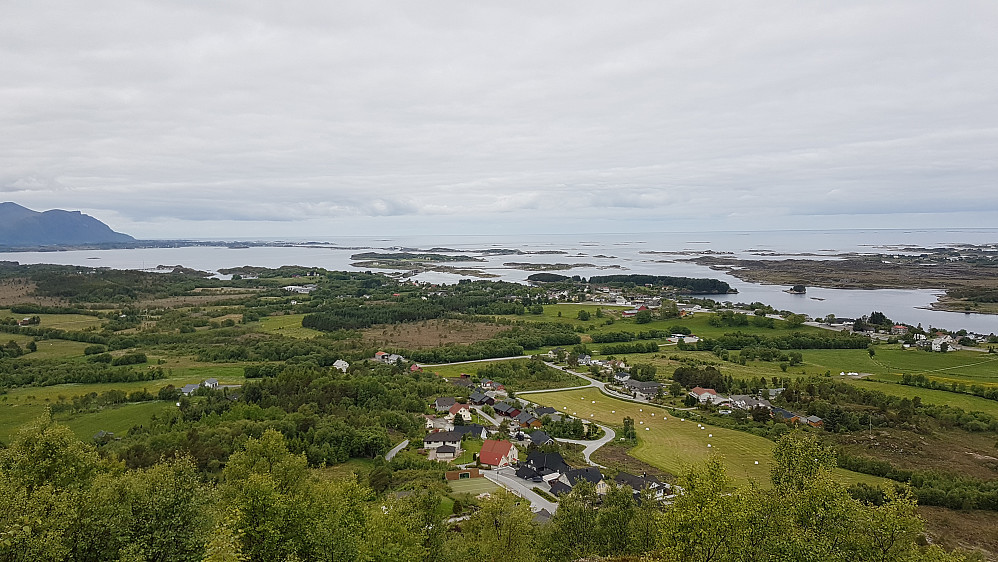 Utsikt mot Kårvåg og Atlanterhavsvegen fra Hjertåsen (Øykjeåsen)