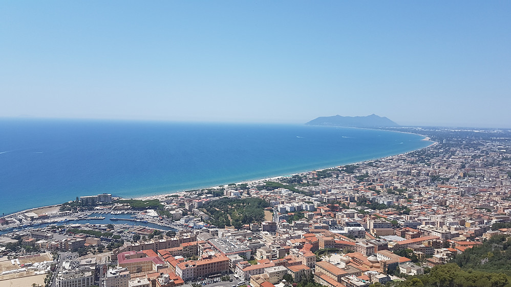 Mot Terracina og Monte Circeo