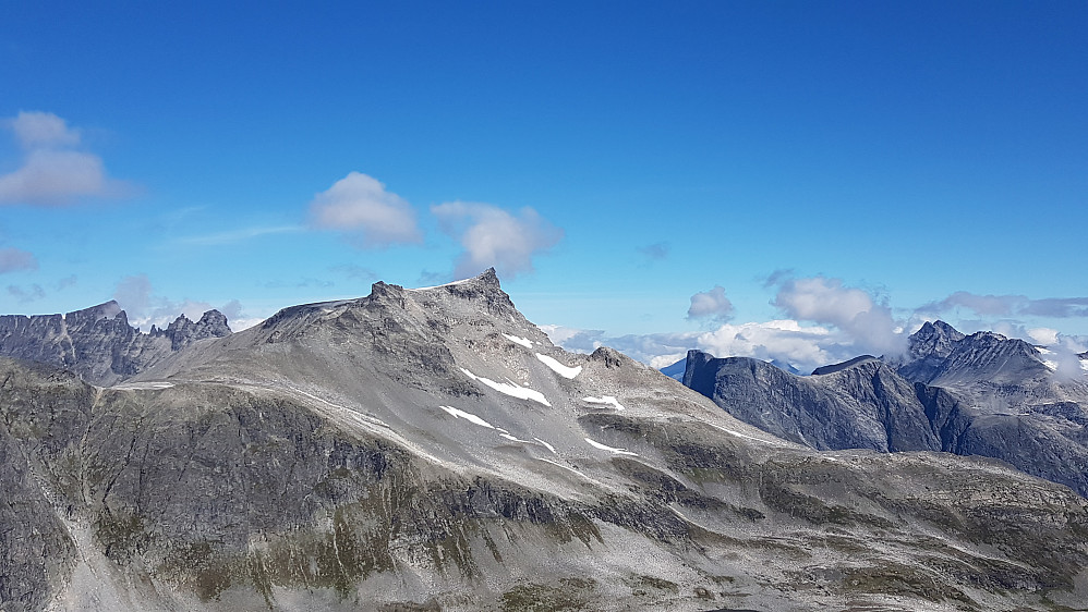 Storslagen utsikt på vesttoppen på Skarfjellet nord (Trolltindene, Breitind, Romsdalshorn og Vengetindene)
