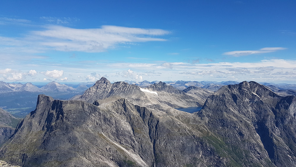 På Breitind - storslagen utsikt over dalen mot Romsdalshorn, Vengetindene, Kvanndalstind og Kalskråtind