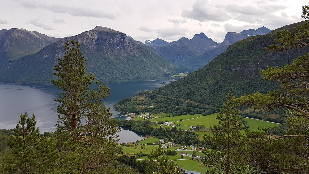 Ned mot Søvika
