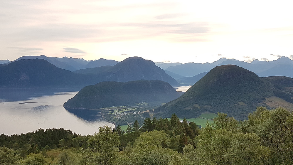 Mot bl a Vågstranda og Reistadkollen 