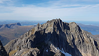 Jønshorn sett fra sørøst (fra Randers topp). Høyeste punkt er til høyre (den nordligste) av tre toppunkt (litt firkantet i formen) sentralt i bildet. Foto: Jan Arne Nygaard.