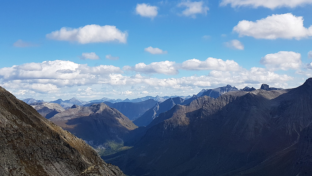 Utsikt østover mot kjente Romsdalsfjell