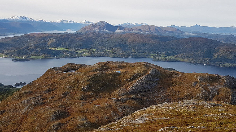 Lågfjellet. Bak ruver Meeknoken og snødekte topper på Romsdalshalvøya