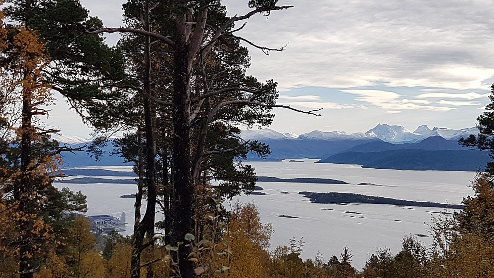 Bra utsikt mot Romsdalsalper og Romsdalsfjorden - Aker Stadion og Seilet til venstre