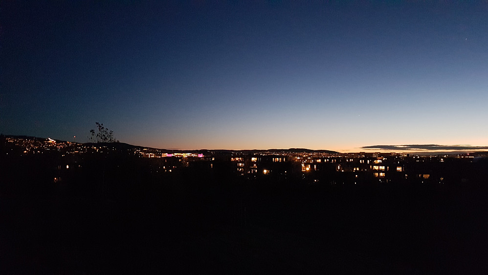 Morgengry i Oslo. Holmenkollen til venstre