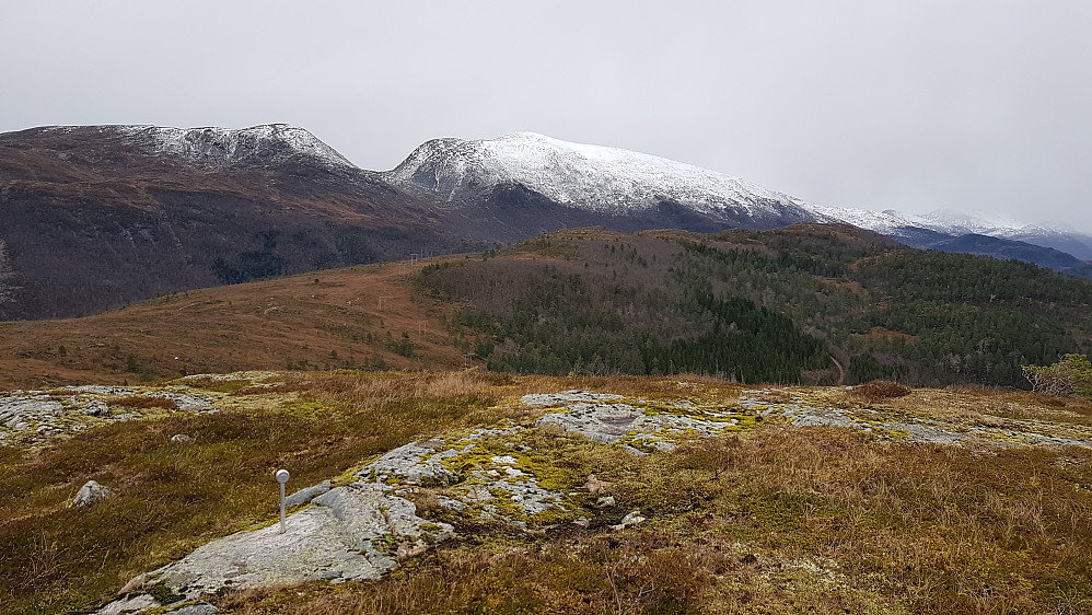 Mot Brekkelihaugen (nærmest) + Julskardstind og Urfjellet