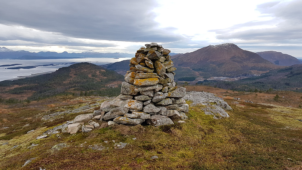 På Vestre Lønsetfjellet. Hausen til venstre for varden, Tusten til høyre