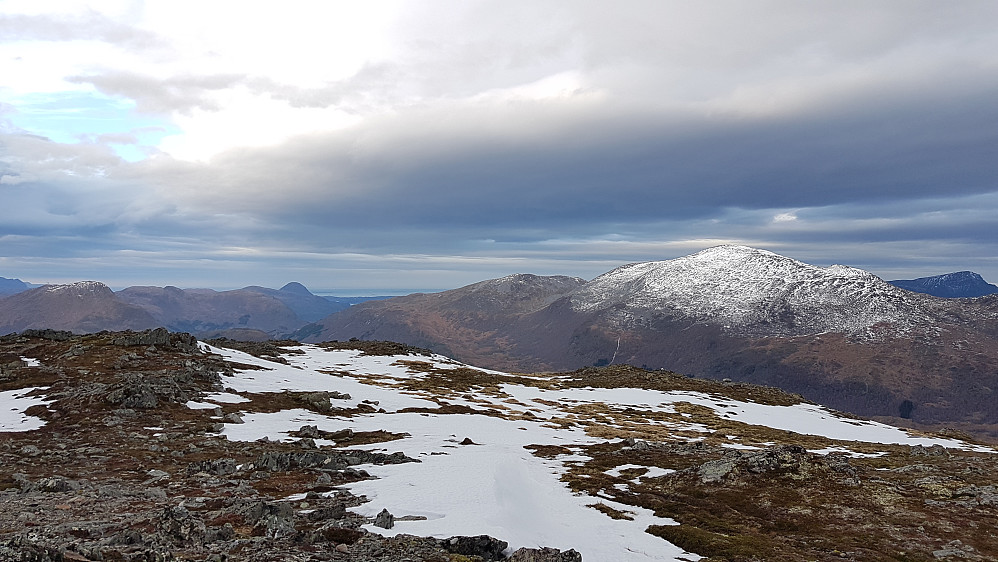 Urfjellet til høyre 