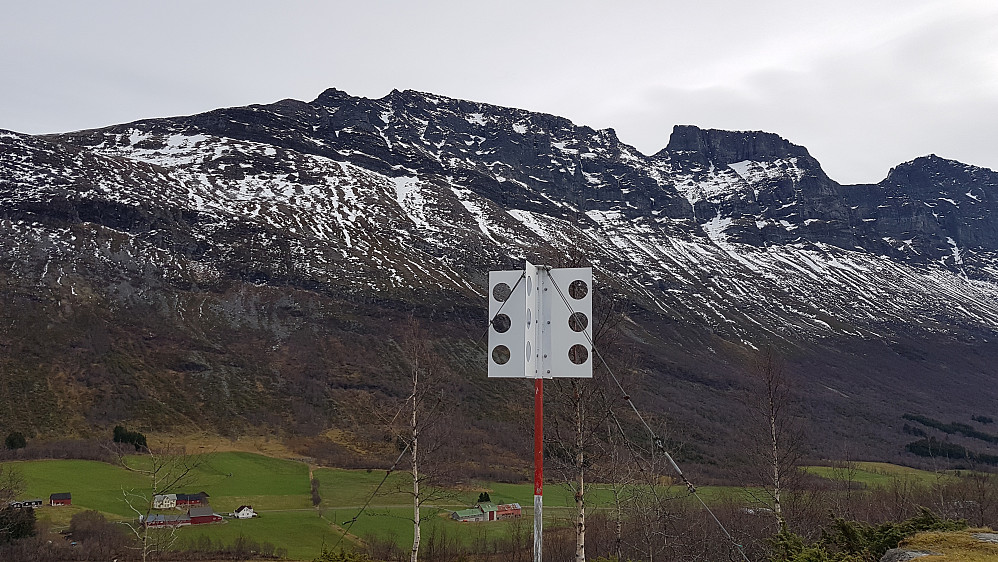Ved triggen på Laupen. De mektige Skorene bak.