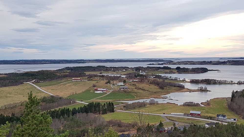 Ned mot Vågøya og Ytre Hoem (Sentralt er Bakken - Edvard Hoems barndomshjem)