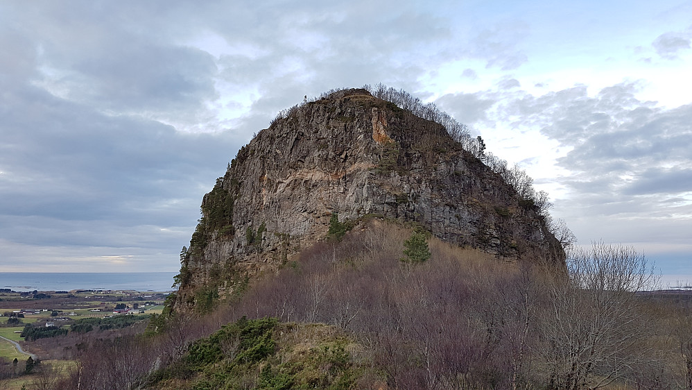 Aslaksteinen sett fra skaret mot Aslaksteinen sør (siden krever sikringsutstyr) 
