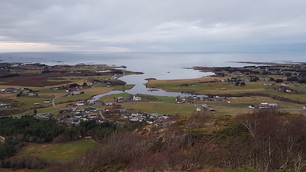På toppen av Horberget. Ut mot Hustadbukta og havet..
