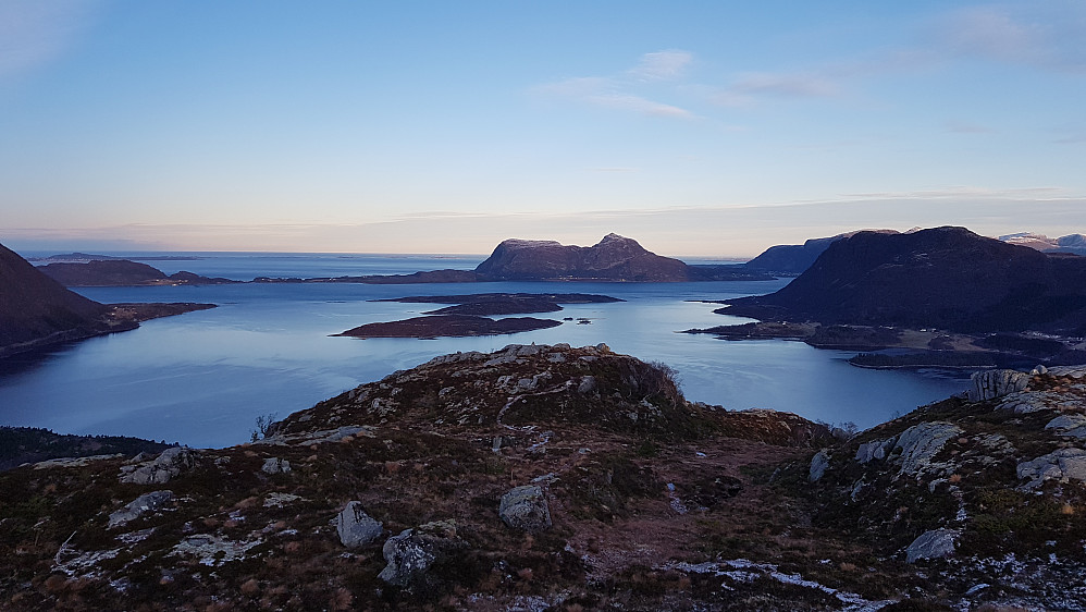 På veg opp på Grøtshornet, fin utsikt mot Midøya og Bløkallen