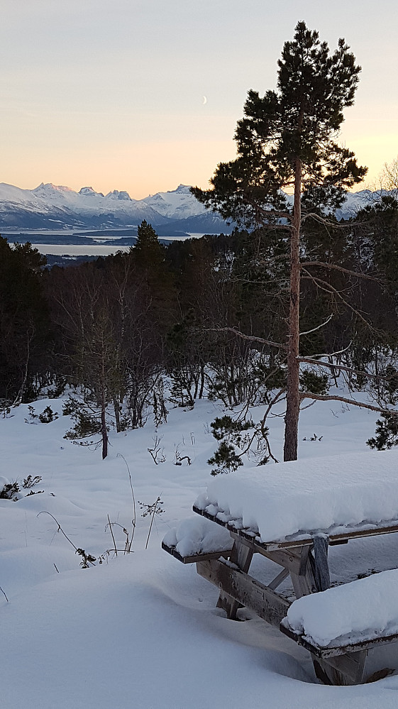 Store Vengetind, Kalskråtind, Romsdalshorn og Store Trolltind i det fjerne 