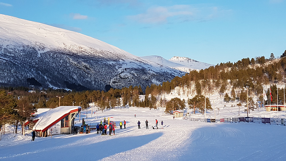 Vi har det fint på Skaret. Bak sees Butippen og Bjørnen.