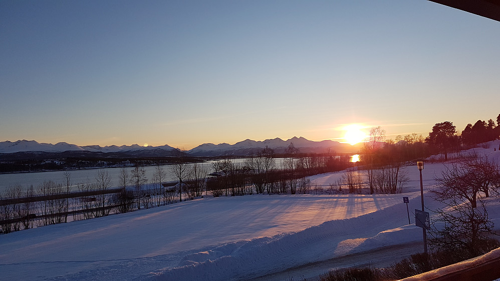 Hjemme igjen og solnedgang i Myrvegen 