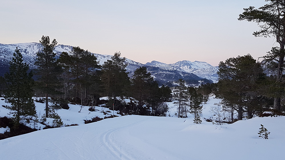 Østover mot bl a Bjørnen og Snøtind. 