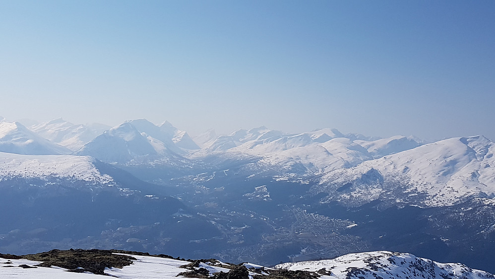 Stranda, med mange kjente fjell bak i den litt disige luften 