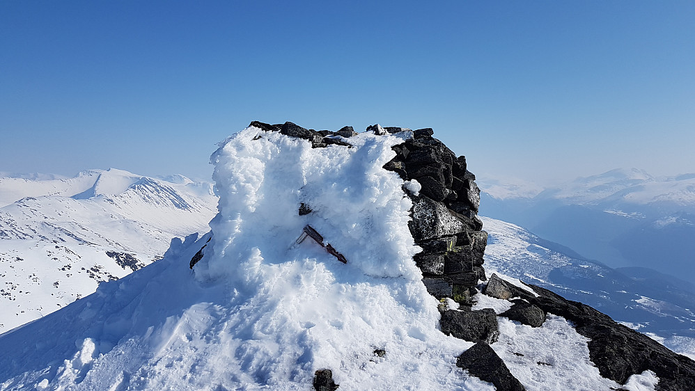 Den imponerende varden på Jolgrøhornet - et mektig rundskue fra toppen som er høyest i området 