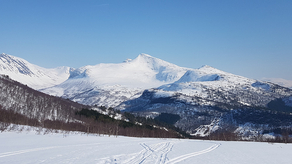 Blåtinden på andre siden av Stavsengfjellet 