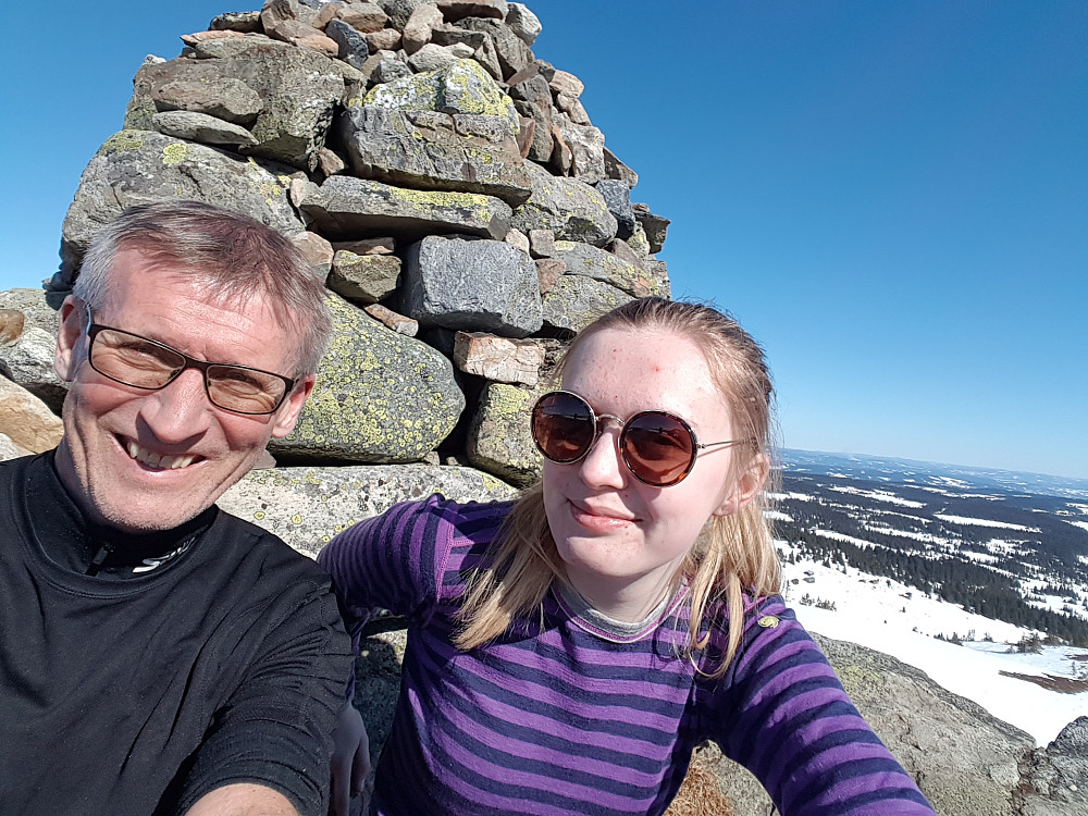 Far og yngste datter på Prestkjerringa :-) Lang pause på en av favoritt-toppene i dag. Vid utsikt! 