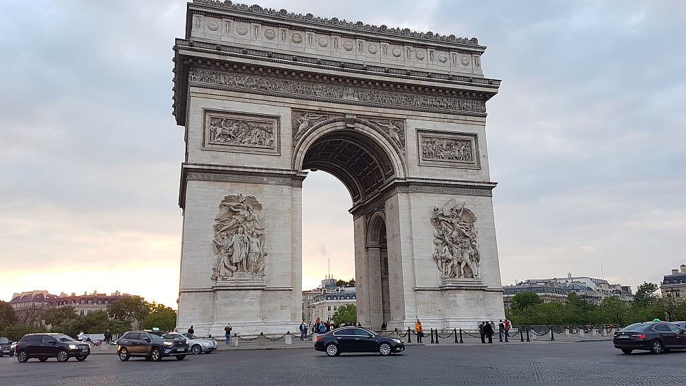 Etter et par Metroer og en spasertur opp Champs-Élysées
