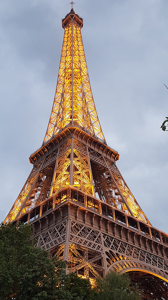 Lyset er slått på på Eiffeltårnet