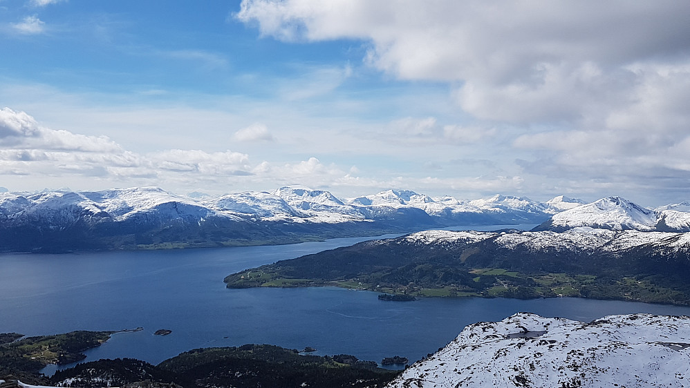 Utsikt mot Romsdalhalvøyas hvite topper fra Freikollen 