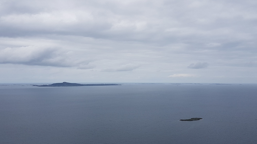 Ut mot havet - Harøya litt til venstre 