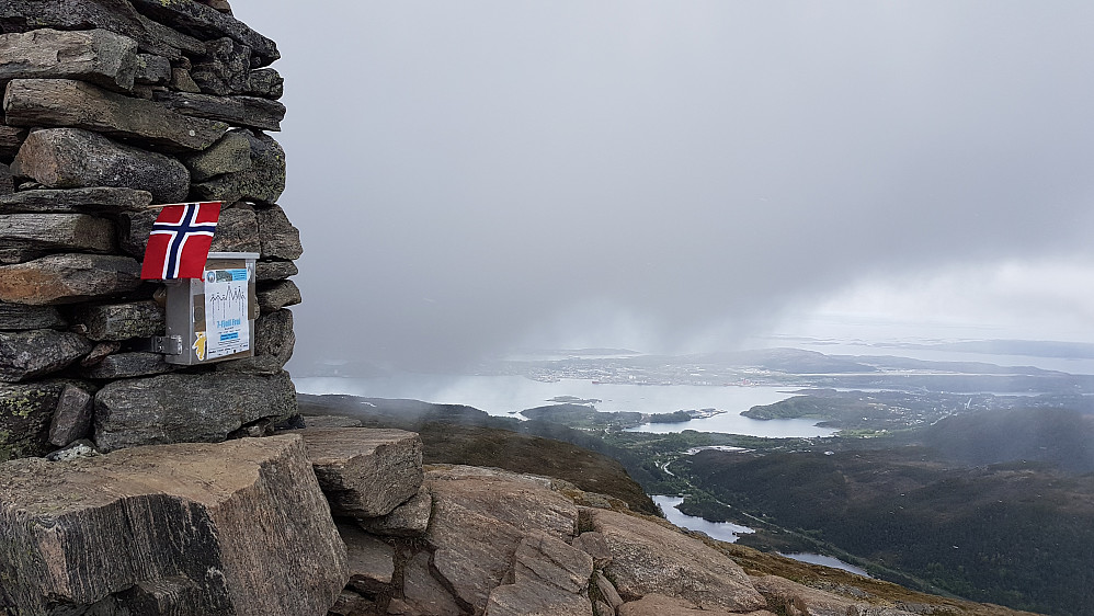 Snø/hagl-byge inn fra vest  