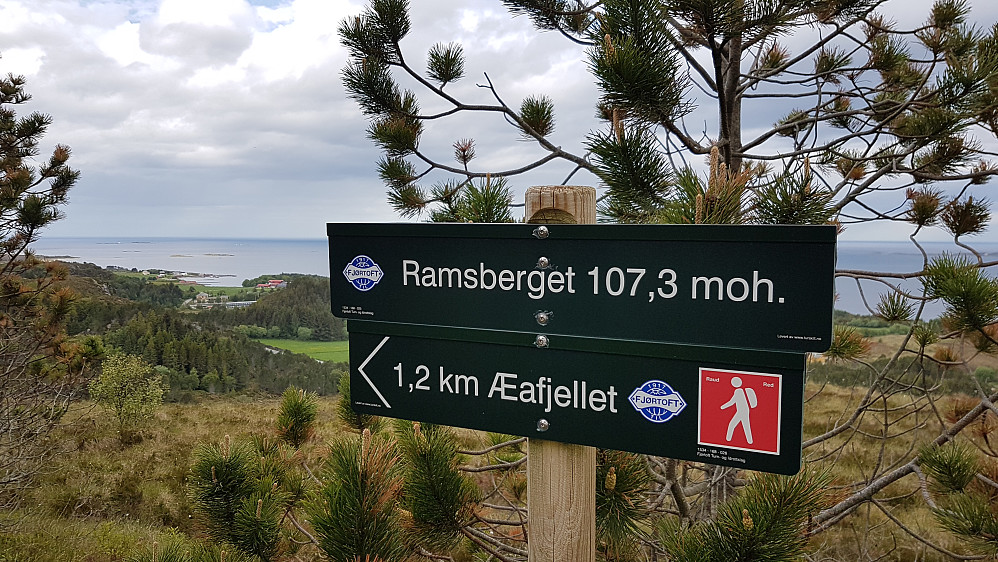 Jammen ble det ikke tid til en liten snartur til Ramsberget også før ferja gikk. Snaut en kilometer t/r på sti fra vegen nedenfor 