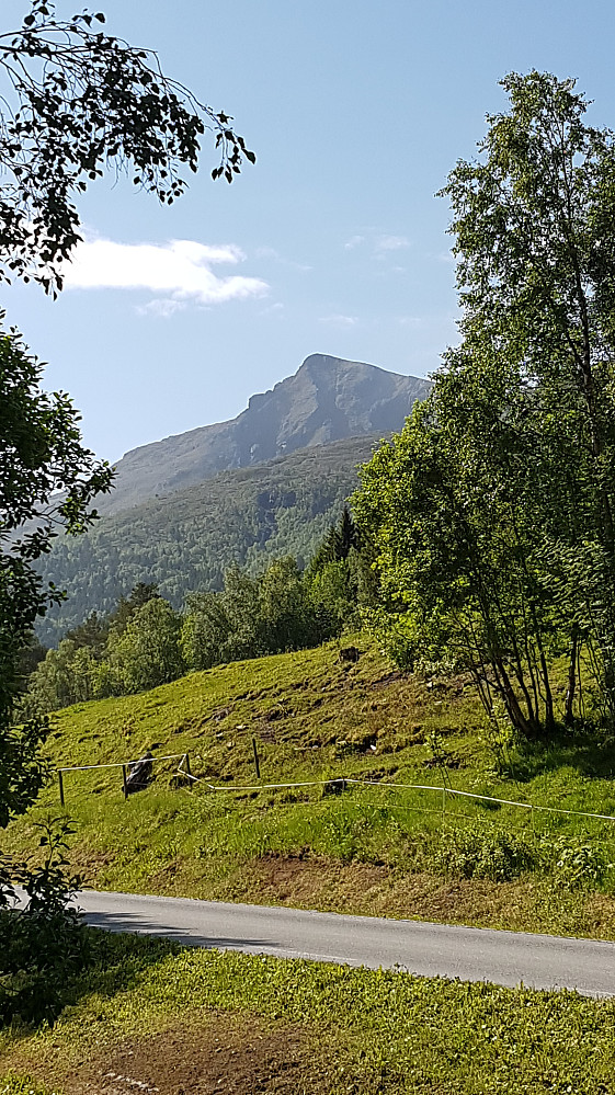 Meeknoken sett fra parkeringen på Dyrset