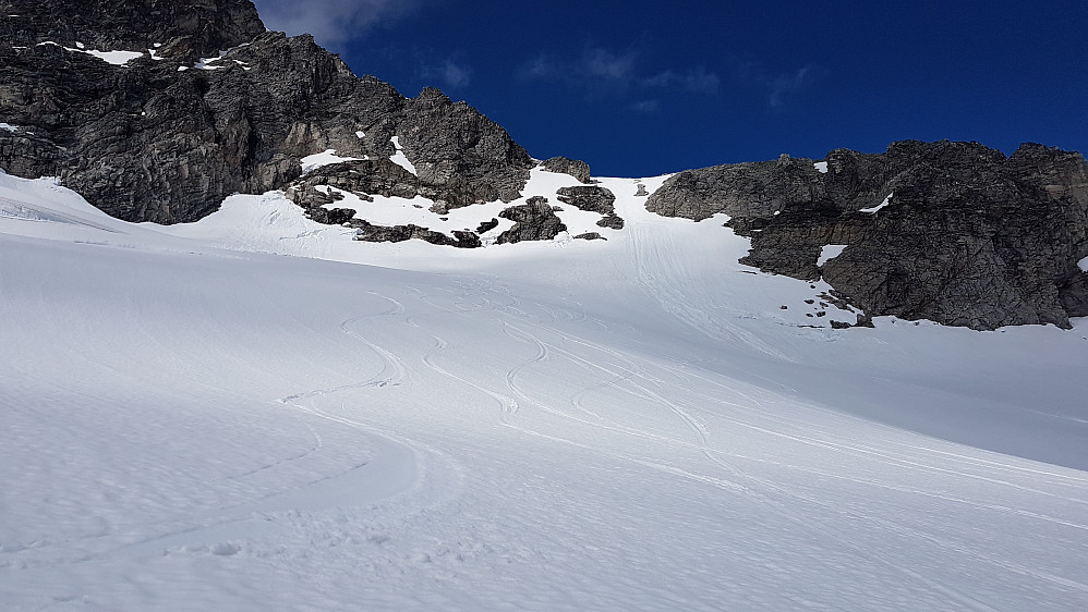 Nydelige forhold på breen (obs for sprekker nå framover). Rennen i midten 