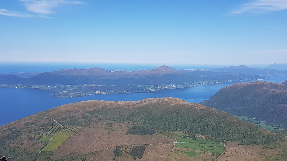Sæterfjellet nærmest, Averøya bak 