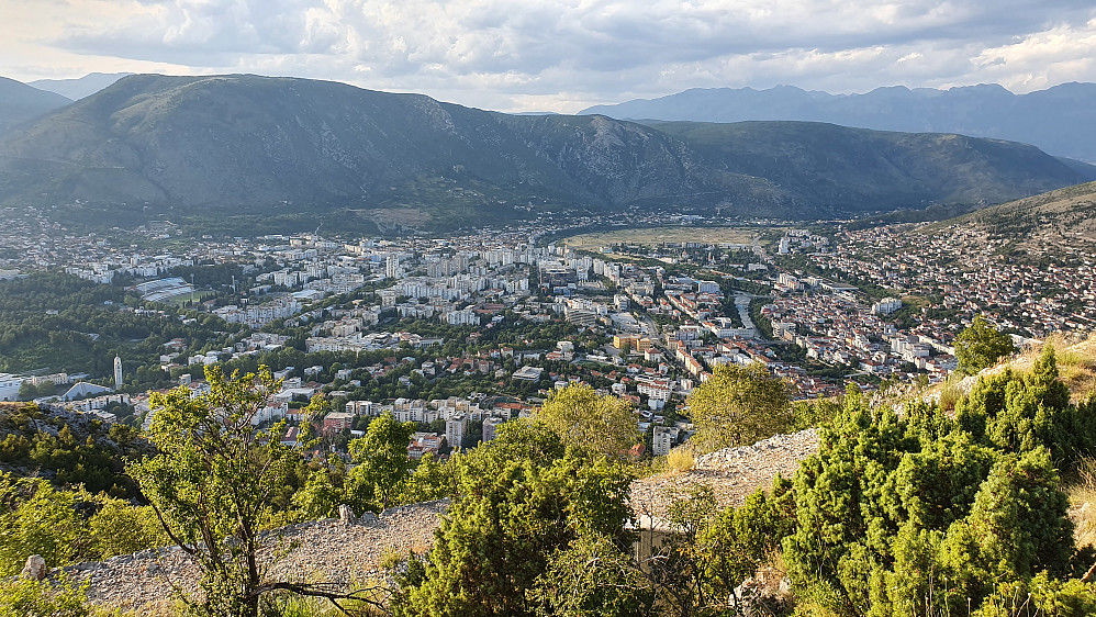 Fin utsikt ned i Mostar fra Hum