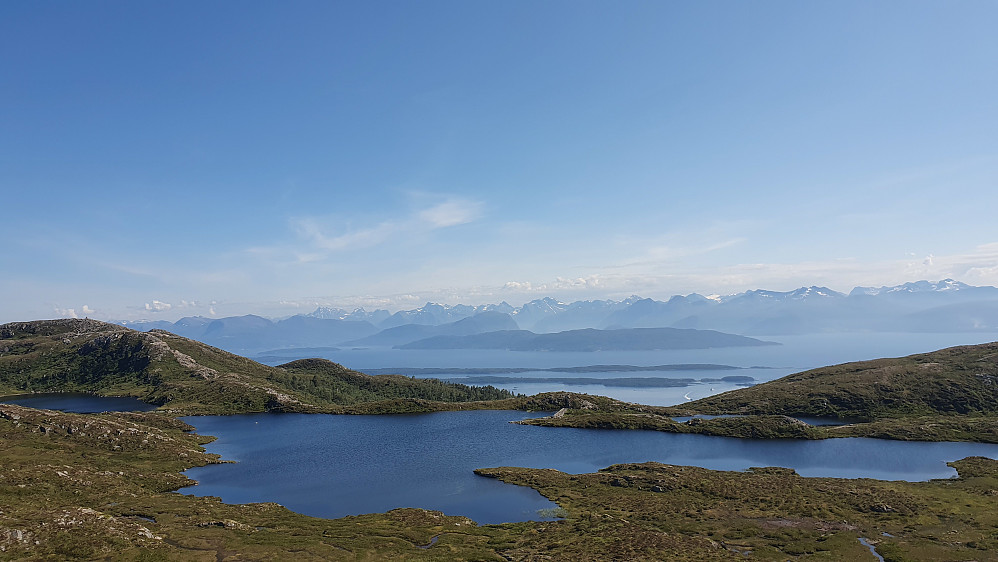 Blått i blått (Audunstjønnan, Romsdalsfjorden og Romsdalsalpene)