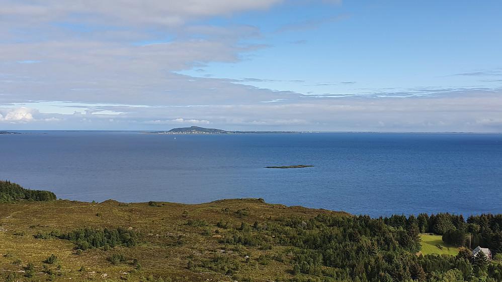 På Litle Dryna. Forøvrig en bratt topp, der jeg klyvde greit opp. Litt sleipt underlag gjorde at jeg gikk en runde for å omgå hammeren ned. Utsikt mot Harøya i havgapet.