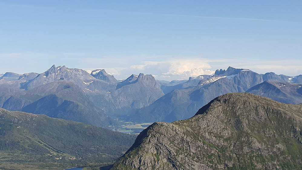 Tarløysa har flott utsikt mot stortoppene i Romsdalen