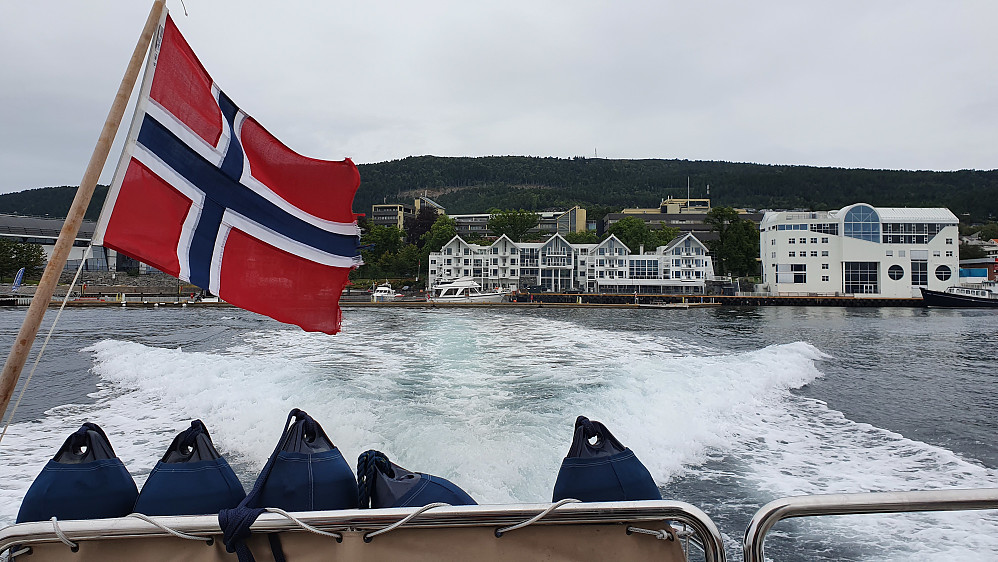 Full fart ut mot Hjertøya
