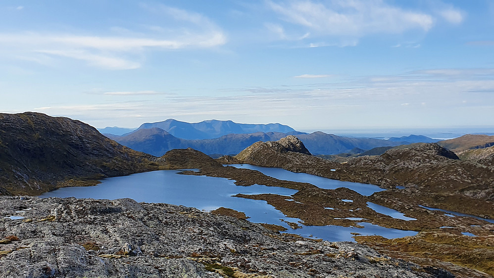 Mot Kuvatna og Knypene fra Storlifjellet