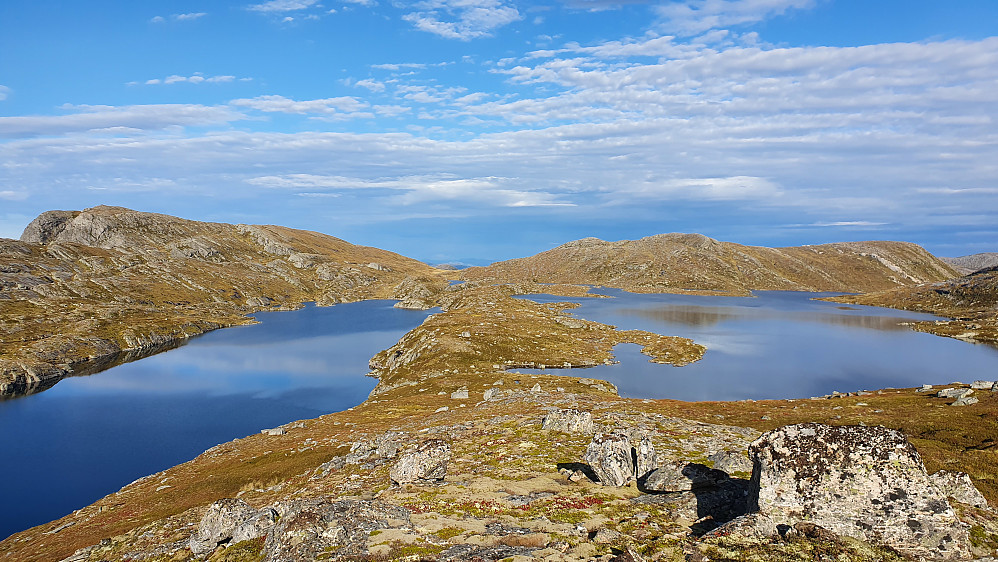 Torsetkjølen til venstre og Storlifjellet til høyre
