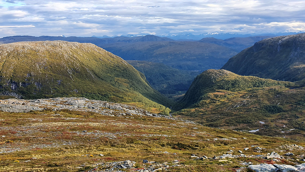 Ned mot Kvistdalen - dagens første topp Hardfjellet til venstre og dagens siste topp Kneppholshaugen til høyre