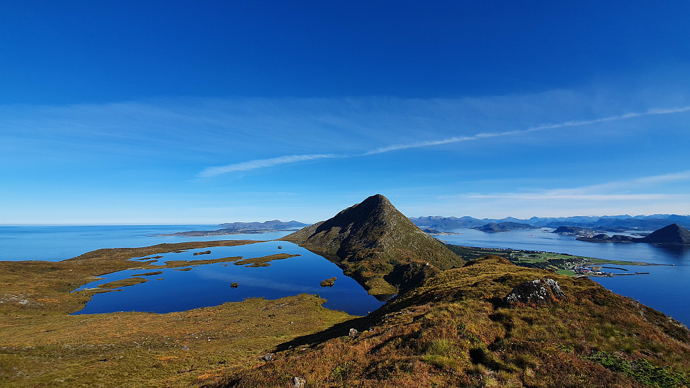 Eventyrlig utsikt mot Alnesvatnet, havet og Storhornet på Lesten