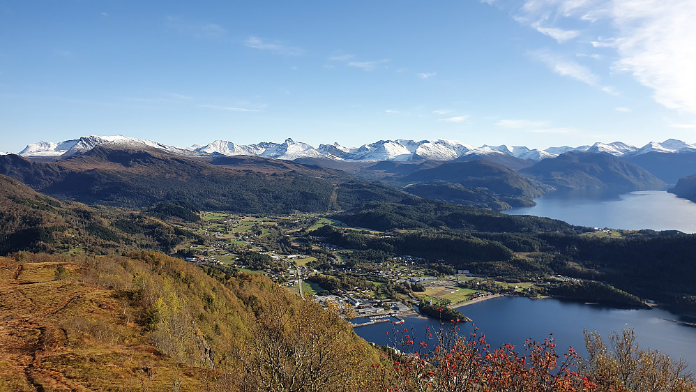 Fremst: Sjøholt, bak: bl a Lauparen, Grytvasstind og Skorkja-fjellene 