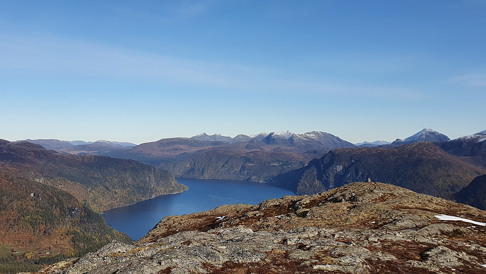 Nordover Storfjorden - fjella på Ørskogfjellet bak