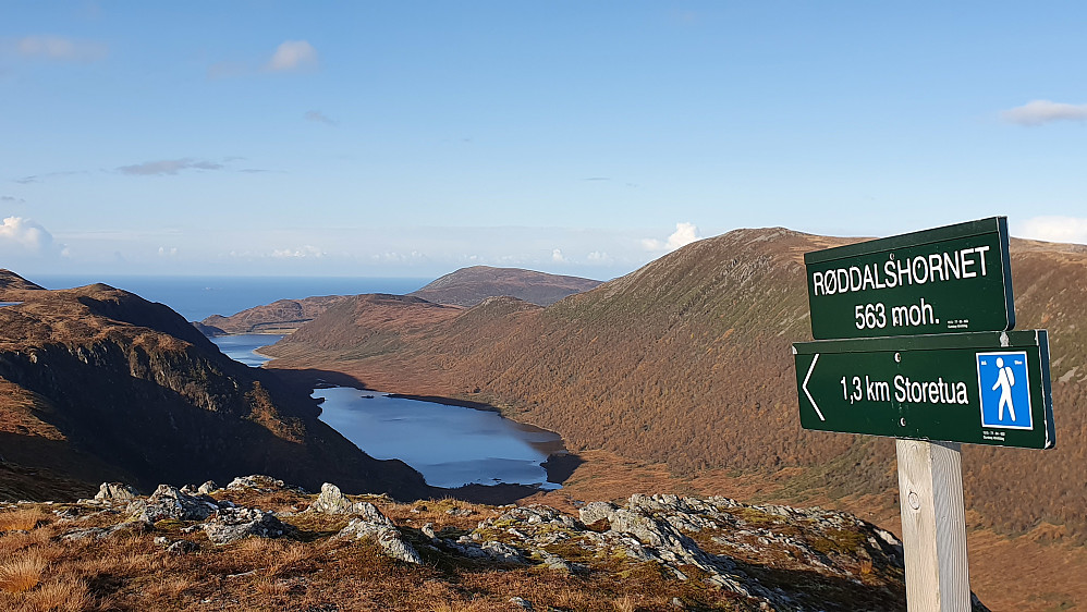 på Røddalshornet - mot Raudsandvatnet. Skiltet mot Stortua er feil, da det er tre km i luftlinje dit.. (men det er 1,3 km til det som på Peakbook kalles Grøthornet)