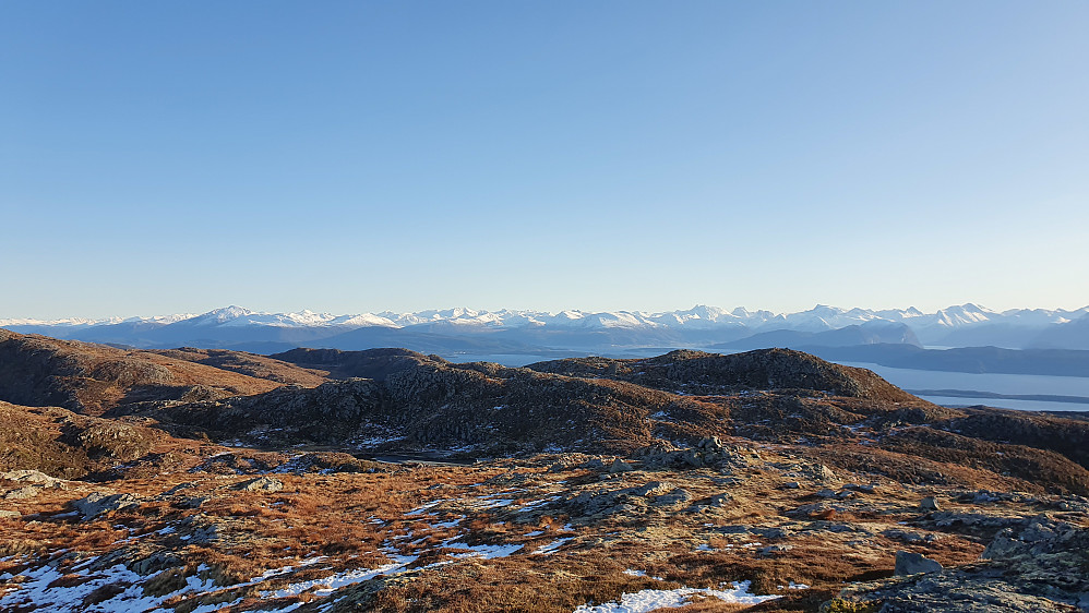 Audunshø til høyre foran Romsdalsalpene 