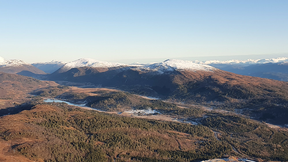Snøproduksjon også på Skaret (midt i bildet), bak Maifjellet og Lønsetfjellet